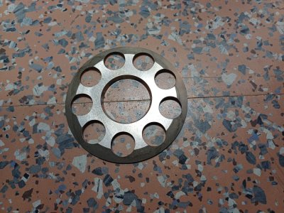 ajomoottorin mäntien pidinlevy