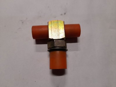 Lift cylinder hose tee