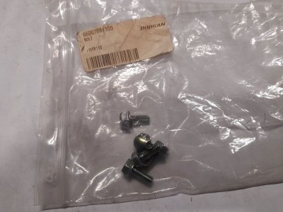 Nozzle pipe bolt