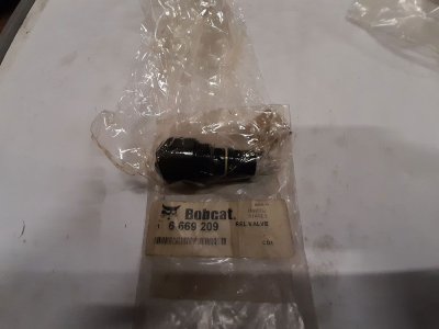 Crossport relief valve