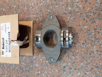 hydrauliikkapumpun akselin kannatin
