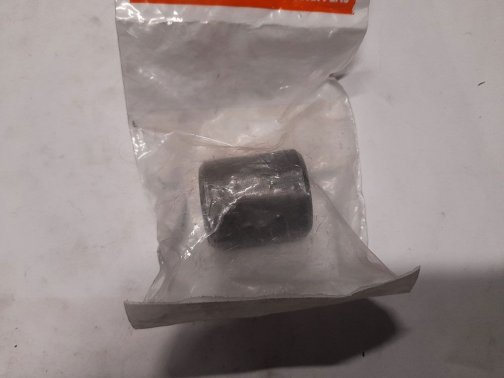Hydrostaattipumpun liitin
